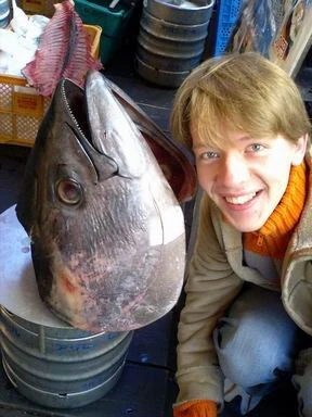 Inyuki & the Tuna...2005年12月24日、朝10時29分、場所: 築地市場、写真で写っているのは私（右）と鮪の頭。私の日本語のチューターさんが携帯（A5512CA）で撮った写真。