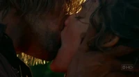3x02-SawyerKate.jpg