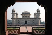 800px-Agra Itimad-ud-Daula 2
