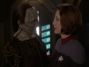 Garak begutachtet Uniform Kira