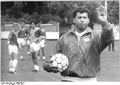 Bundesarchiv Bild 183-1990-0702-024, Chemie Böhlen, Trainer Jimmy Hartwig.jpg