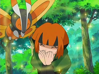 EP500 Mothim haciendo reír a Gardenia