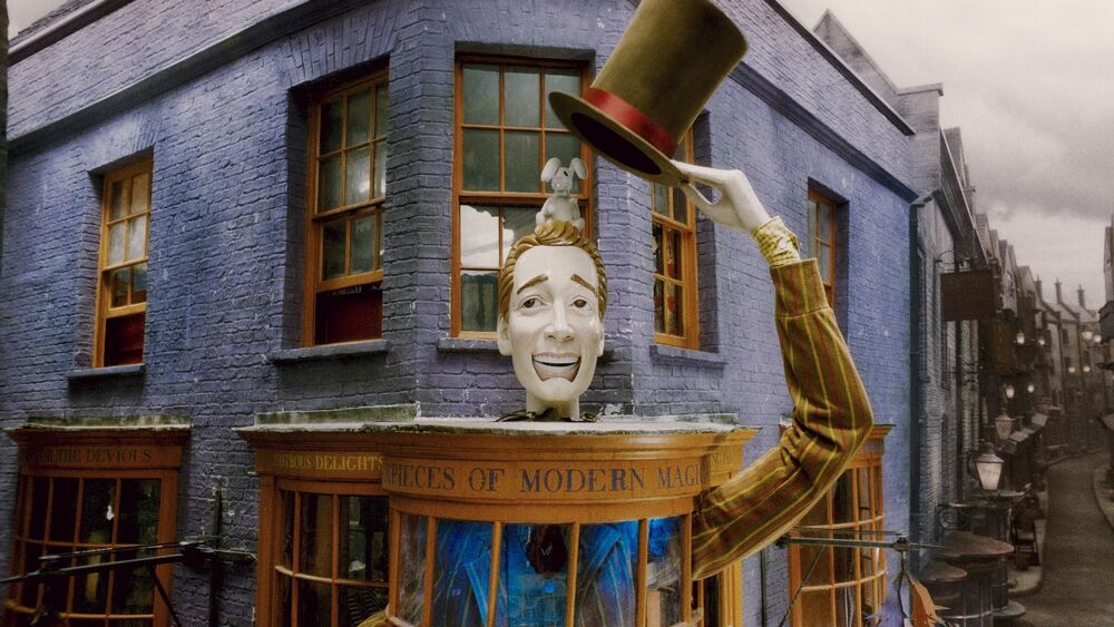1000px-Exterior_of_Weasleys_Wizards_Wheezes_shop.JPG