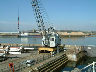 Traveling crane on rails at Chatham Dockyard - DSCF0064