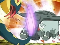EP435 Seviper usando cola veneno sobre Donphan