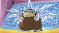 EP631 Mamoswine usando canto helado en su espalda