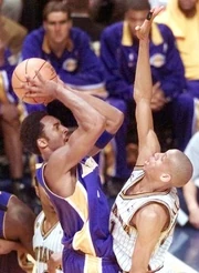 Kobe making 3 pointer.jpg