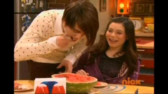 http://images1.wikia.nocookie.net/__cb20100422174529/icarly/images/f/fb/Drake-Bell-appearance.jpg