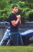 Taylor-on-Set-Eclipse-September-9-jacob-black-8082593-415-648