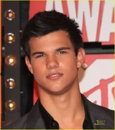 Taylor-at-the-VMA-s-jacob-black-8151128-1079-1222