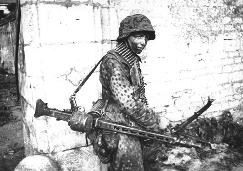 http://images1.wikia.nocookie.net/__cb20101107205419/military/images/2/2e/Bundesarchiv_Bild_146-1983-109-14A%2C_Frankreich%2C_MG-Sch%C3%BCtze.jpg