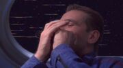 Tucker spielt Mundharmonika