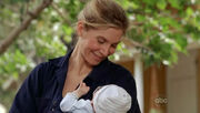 5x09-juliet-holding-baby-ethan