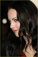 Elizabeth-gillies-nathalia-ramos-waiting-01