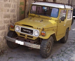Toyota Land Cruiser yellow vl