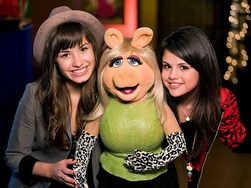 DemiLovato-MissPiggy-SelenaGomez