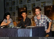 Kristen-stewart-taylor-lautner-and-robert-wRh53e