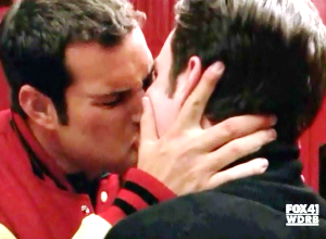 20101118203856!Kurt_Dave_Glee_Gay_Kiss-300x220.png