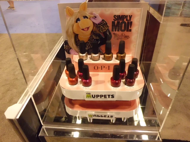 File:PiggynailpolishD23.JPG