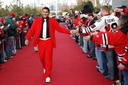 Dustin-byfugliens-red-suit-a-perfect-match-for-the-red-carpet