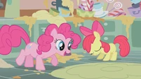 Apple Bloom disappointed by her baking skills S1E12