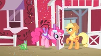 Pinkie Pie inviting Applejack to Gummy's party S1E25