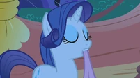 Rarity fixing the covers S1E8