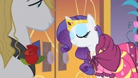 Rarity pointing at the door S01E26
