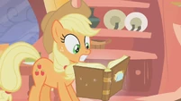 Applejack reading S01E08