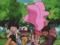 EP130 Lickitung usando pisoton
