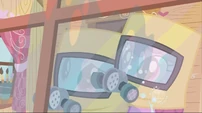 Ponies in radiation suits and inside S2E6