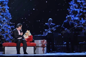 CMA-Country-Christmas-MissPiggy&VinceGill-(2011-11-10)-03