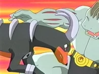 EP267 Houndoom usando golpe cabeza contra Machoke