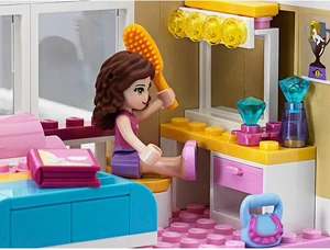 Olivia doing hair