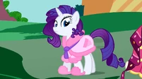 Rarity inspecting gala dress S1E14