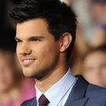 157236 taylor-lautner-still-amazed-at-breaking-dawn-premiere-e1322503995719.jpg