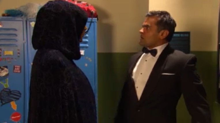 http://images1.wikia.nocookie.net/__cb20120126015209/the-house-of-anubis/images/1/16/The_Collector1.jpg