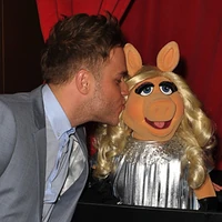 TheMuppets-UK-Premiere-Kiss-OllyMurs&MissPiggy