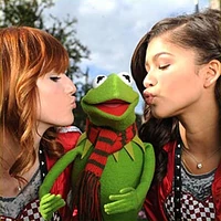 DisneyParksChristmasDayParade-Kiss-BellaThorne&Kermit&Zendaya-(2011)