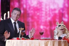 VerleihungDerGoldenenKamera-HapeKerkeling&MissPiggy-(2012-02-04)02
