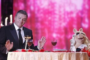 VerleihungDerGoldenenKamera-HapeKerkeling&MissPiggy-(2012-02-04)02