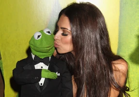 TheMuppets-UK-Premiere-Kiss-Kermit&GeorgiaSalpa