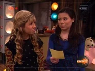CarlySamsharealookoniCarlyatsongtitle