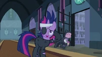 Twilight thanking guard S2E20