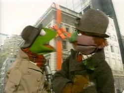 1996-scarf-elmo-saves-xmas.png