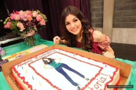 Victoria Justice On Set Of Victorious Surprise Birthday party-04-560x373