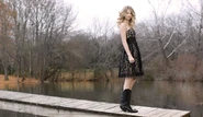 Taylor-Swift-In-Cute-Black-Dress-2560x1600