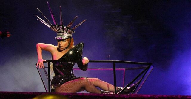 640px-The_Born_This_Way_Ball_Tour_LoveGame_006.jpg