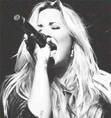 Demi sing.gif (668 KB) Demi sing