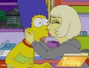 Gaga beijando marge